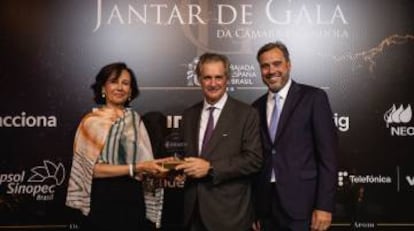 Ana Botín, presidenta de Banco Santander; José Manuel Entrecanales, presidente de Acciona, recibiendo el premio, y Marcos Madureira, presidente de Cámara Oficial Española de Comercio en Brasil.