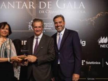 Ana Botín, presidenta de Banco Santander; José Manuel Entrecanales, presidente de Acciona, recibiendo el premio, y Marcos Madureira, presidente de Cámara Oficial Española de Comercio en Brasil.