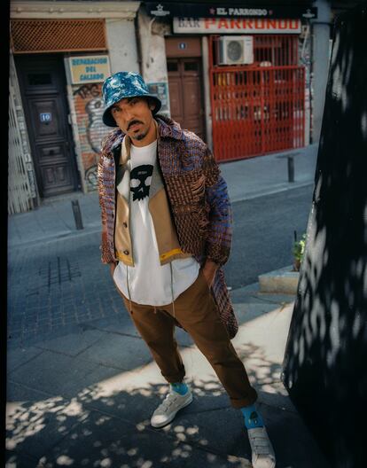 Esteban lleva gorro de Zara, abrigo de Acne Studios, chaleco de Fendi, camiseta de Zero (distribuida por Innercity Goods), pantalón de Thinking Mu, calcetines de Psockadelic y zapatillas de Converse.