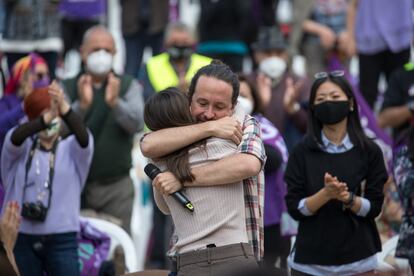 Pablo Iglesias se abraza a la ministra de Igualdad, Irene Montero, en el mitin de Usera.