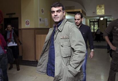 El periodista Kostas Vaxevanis llega al juzgado en Atenas.
