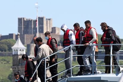 Un grupo de inmigrantes llega este martes al puerto de Dover, en la costa inglesa.