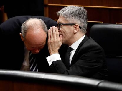 Fernando Grande-Marlaska conversa con el ministro de Justicia, Juan Carlos Campo, en el Congreso.