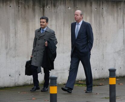 Rafael Spottorno (d), exjefe de la Casa Real, llega a la sede de la Audiencia Nacional en San Fernando de Henares (Madrid) para asistir a la última sesión del juicio por las "tarjetas black", el 2 de febrero 2017.