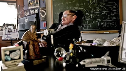 Stephen Hawking em seu escritório em Cambridge, em 2011.