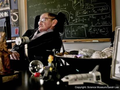 Stephen Hawking em seu escritório em Cambridge, em 2011.