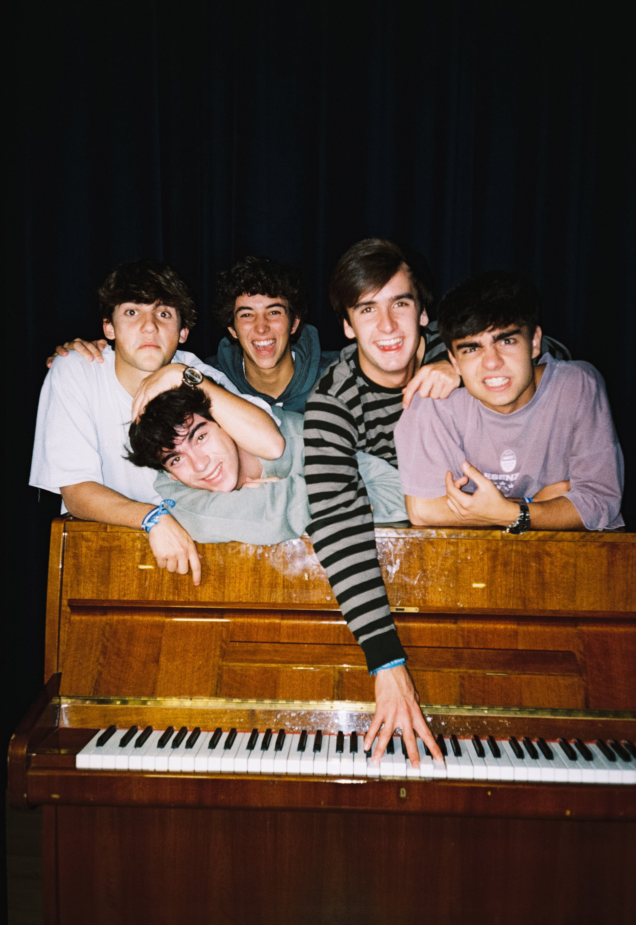 ¿Qué es y por qué triunfa el pop pijo en España? “El modernete canta sobre la ansiedad, pero yo me permito hablar de Dios”