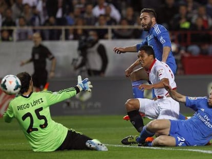 Bacca, no primeiro gol que fez em Diego López.