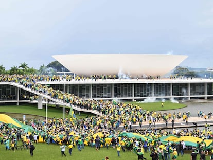 Partidarios del expresidente Jair Bolsonaro, este domingo en la Explanada de los Ministerios, en Brasilia.