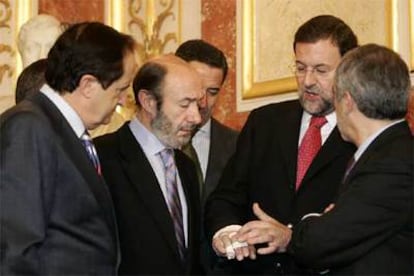 De izquierda a derecha, Juan José de Lucas, Alfredo Rubalcaba, Eduardo Zaplana, Mariano Rajoy y Gaspar Llamazares.