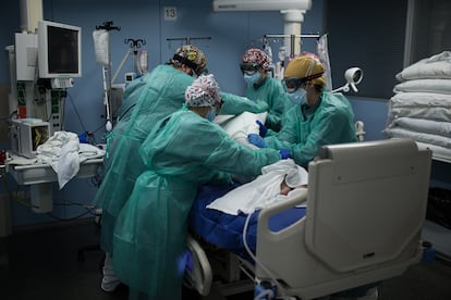 Varios sanitarios atienden a un paciente con covid en la UCI del hospital Sant Pau de Barcelona.