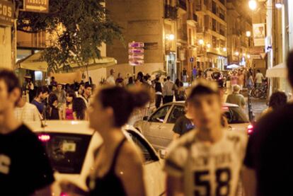 Tráfico rodado en la calle Quart, en el centro histórico de Valencia, la madrugada de ayer.