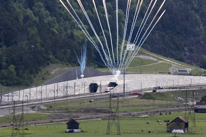 - Fuegos artificiales mientras el primer tren que circula por el t&uacute;nel de San Gotardo sale de la construcci&oacute;n por el portal norte cerca de Erstfeld (Suiza) hoy, 1 de junio de 2016. El nuevo t&uacute;nel ferroviario de base de San Gotardo, ubicado en el sur de Suiza, se inaugura hoy para batir dos r&eacute;cords simult&aacute;neamente: el de m&aacute;s largo y de m&aacute;s profundo del mundo. 