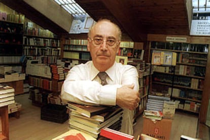 Valeriano García, en su librería.