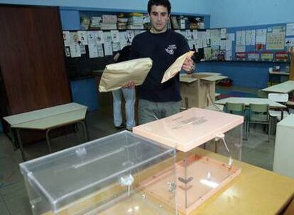 El montaje de los colegios electorales se ultimaba ayer. En la imagen, un centro de Bilbao.