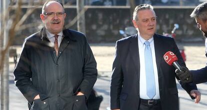 Alfredo Prada, a la derecha, a su llegada al juicio por la trama de los espías del PP, el pasado febrero.