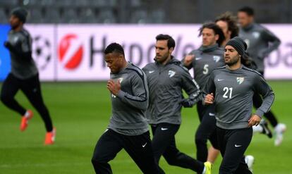 M&aacute;laga players warm up during a training session at the stadium in Dortmund on Monday.