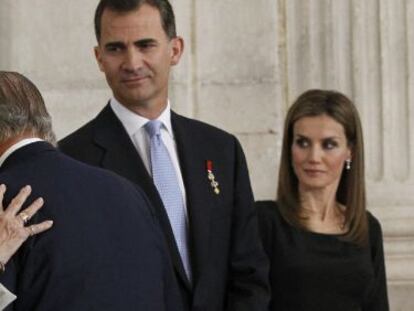  La reina Sof&iacute;a besa al rey Juan Carlos, ante la mirada de los Pr&iacute;ncipes de Asturias, Felipe y Letizia.