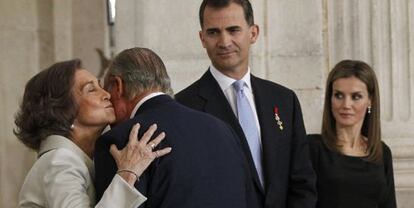 La reina Sofía besa al rey Juan Carlos, ante la mirada de los Príncipes de Asturias, Felipe y Letizia.