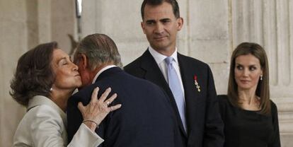  La reina Sof&iacute;a besa al rey Juan Carlos, ante la mirada de los Pr&iacute;ncipes de Asturias, Felipe y Letizia.