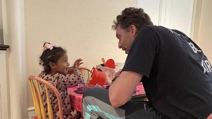 Pau Gasol, con una de las hijas de Kobe Bryant en una imagen publicada en el Instagram de Vanessa Bryant.