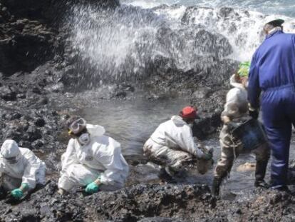 Personal de Ayuntamiento de Ag&uuml;imes y voluntarios trabajan para limpiar el vertido de petr&oacute;leo del tramo de la costa del sureste de Gran Canaria 