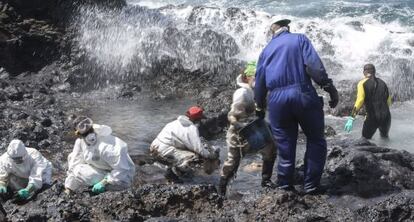 Personal de Ayuntamiento de Agüimes y voluntarios trabajan para limpiar el vertido de petróleo del tramo de la costa del sureste de Gran Canaria