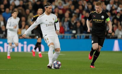 Ramos da un pase ante De Bruyne.