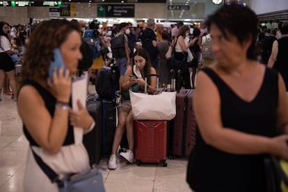 Cientos de pasajeros aguardan pacientemente en el vestíbulo de la Estación de Sants Barcelona a que se reanude la circulación de la línea de alta velocidad suspendida en Cataluña desde primera hora de esta mañana por el robo de material ferroviario, según ha informado el gestor de infraestructuras ADIF.