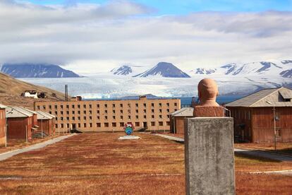 Los rusos mantienen desde 1932 una explotación de carbón en Barentsburg, un pueblo minero que cuenta con administración propia y aún conserva un busto de Lenin y símbolos de la antigua URSS.