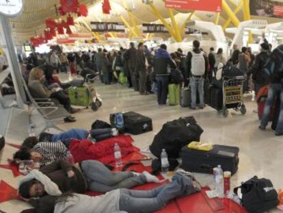 Afectados del paro de los controladores, el pasado diciembre en Barajas.
