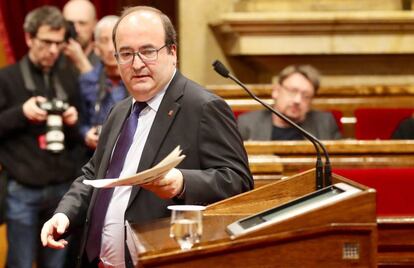 Miquel Iceta, líder del PSC, momentos antes de comenzar su intervención en el Parlament.