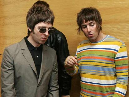 Noel (con gafas) y Liam Gallagher, de Oasis.