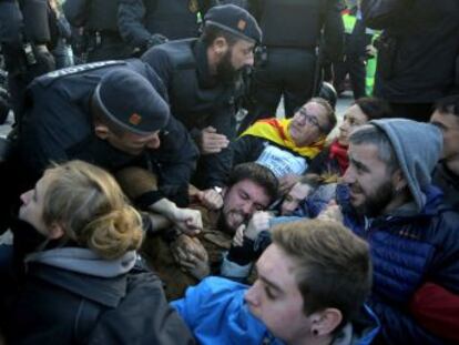 Los universitarios cortan la AP-7 y las vías del AVE en Barcelona