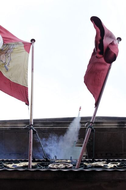 El chupinazo que ha lanzado el presidente de la Cruz Roja en Pamplona, Mikel Martínez, ha abierto a las doce del mediodía del 6 de julio las fiestas de San Fermín.