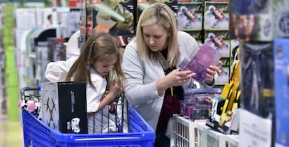 Una familia estadounidense de compras navideñas