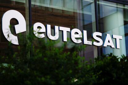 El logo de Eutelsat en las oficinas centrales situadas en Issy-les-Moulineaux, cerca de París, Francia.