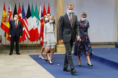 Los reyes Felipe VI y Letizia, junto a sus hijas, a su llegada al hotel Reconquista de Oviedo.