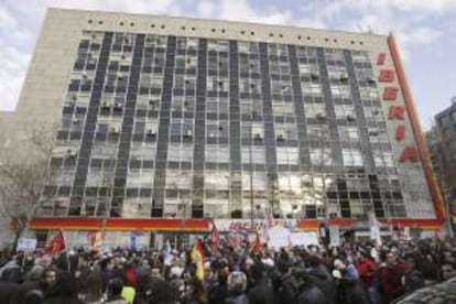 Cientos de trabajadores de Iberia durante una concentración en el exterior de la sede principal de la compañía, en Madrid. EFE/Archivo