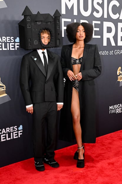 Jaden Smith posó junto a su hermana Willow Smith. Ella lució un conjunto de ropa interior de Fleur du Mal set, abrigo negro de Alexander McQueen y zapatos de Versace