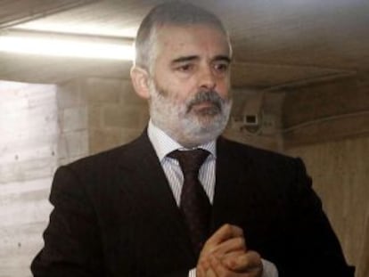 El abogado Juan Antonio Berdejo, secretario del club, controla la puerta de acceso a la Junta de Accionistas del Racing de Santander