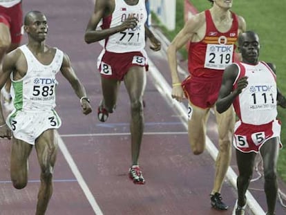 Belal Mansoor Alí, a la derecha, con el dorsal 111, durante su serie clasificatoria de 800.