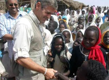 George Clooney, durante su visita hace unos días a un campo de refugiados de Darfur, Sudán.