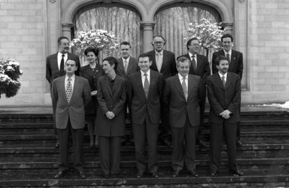 Foto de familia del Gobierno Vasco tras su primera reunión en el palacio de Ajuria Enea en 1999.