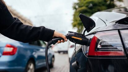 Coche eléctrico cargando.