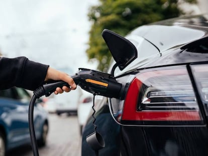 Coche eléctrico cargando.