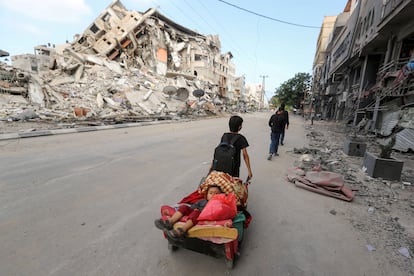 Un niño palestino transporta a otro en un carrito en Gaza, el pasado 14 de mayo.