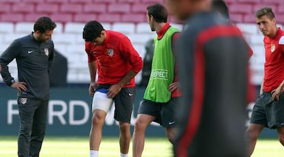 Diego Costa muestra el vendaje en el muslo lesionado.