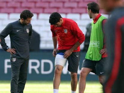 Diego Costa muestra el vendaje en el muslo lesionado.