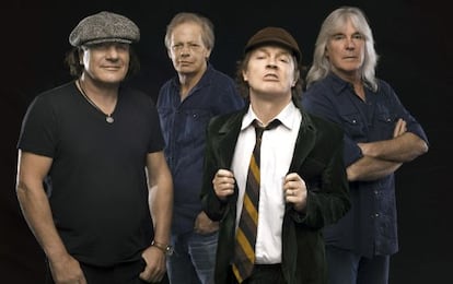 Foto de promoción de AC/DC con el cantante Brian Johnson a la izquierda y Angus Young con su característico uniforme colegial.
